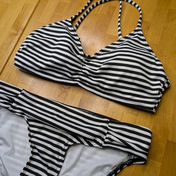 Quintsoul NWOT Striped Mid Rise Bottoms/Crossback Bralette Top Size Small - Picture 5 of 9
